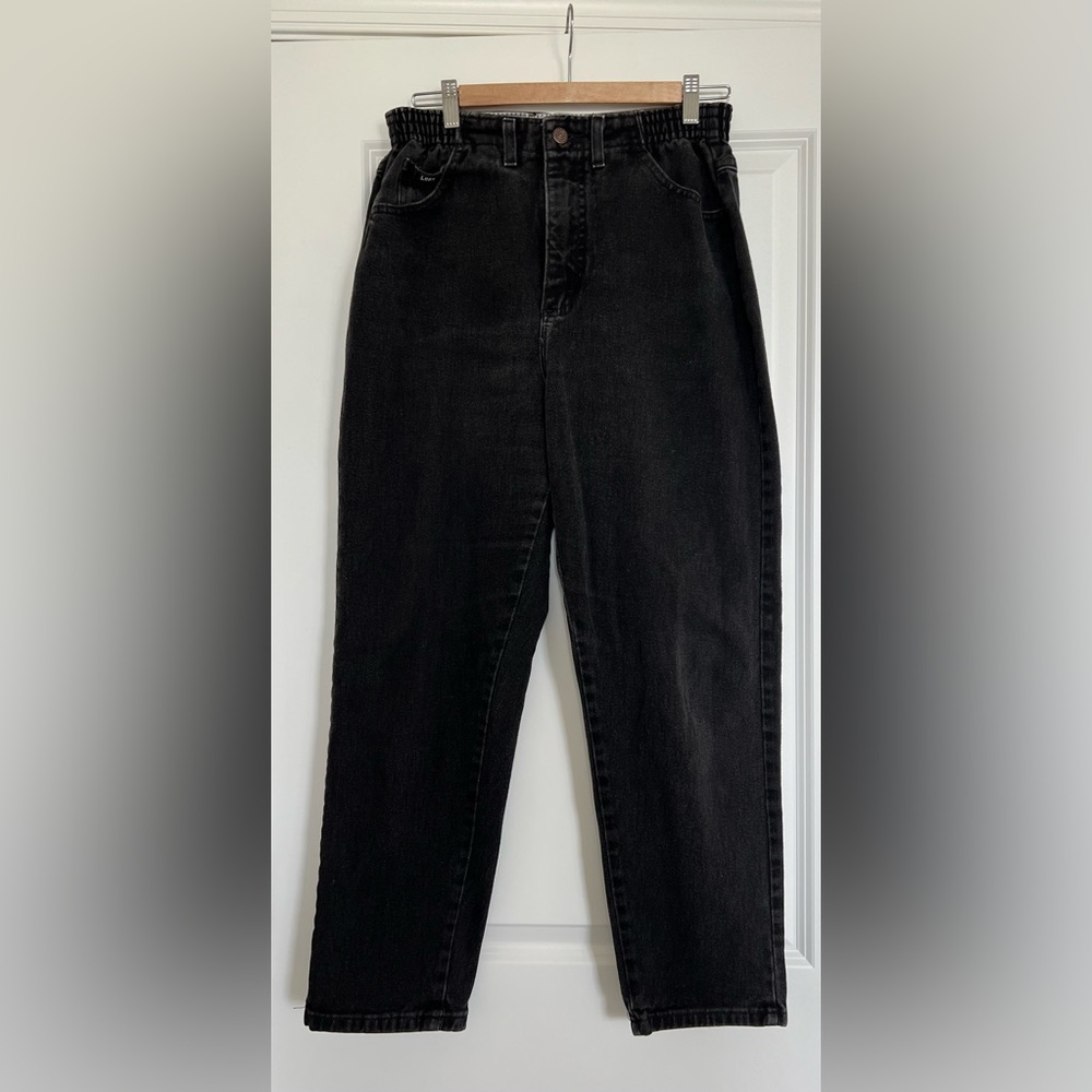 Vintage Lee high waisted mom jeans.